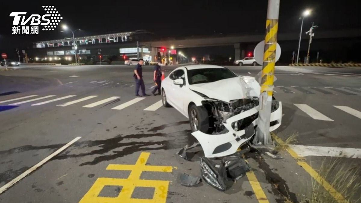 高雄男子酒後開車,自撞分隔島。(圖/TVBS)
