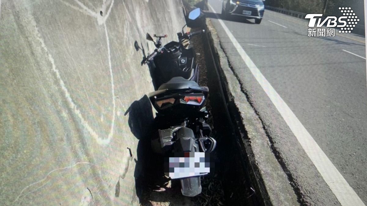 高雄小情侶DRG跑山「過彎失控」撞護欄 後座女友噴下山
