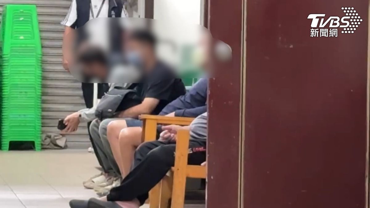 石婦家屬悲傷來到殯儀館相驗。(圖/TVBS)