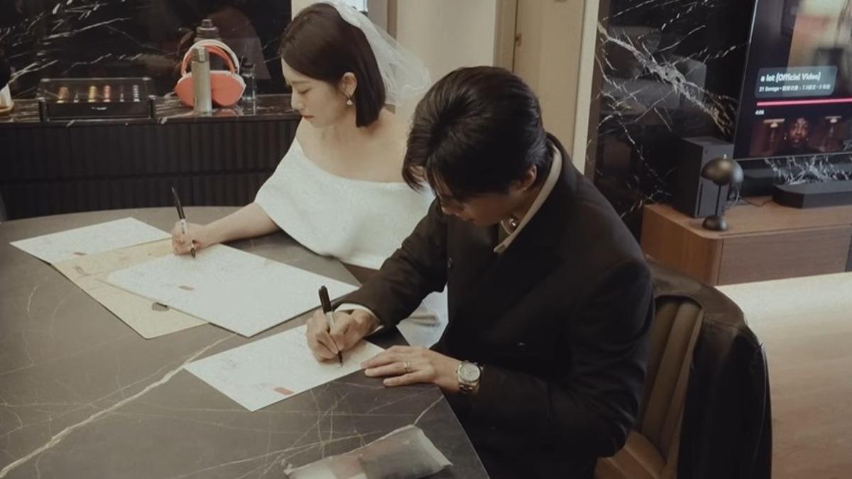 婁峻碩和焦凡凡簽結婚書約時,直呼感覺很不一樣。(圖/翻攝自焦凡凡YouTube)