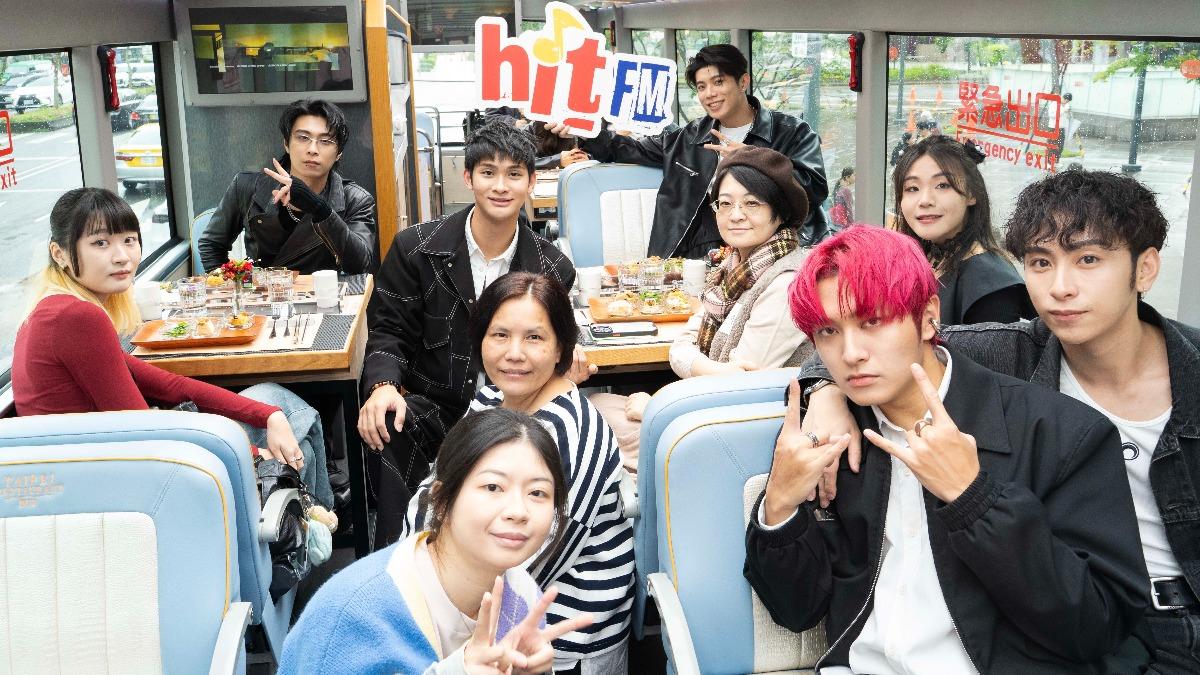 FEniX跟幸運歌迷一起搭乘雙層餐車,共度浪漫約會時光。(圖/Hit Fm聯播網提供)