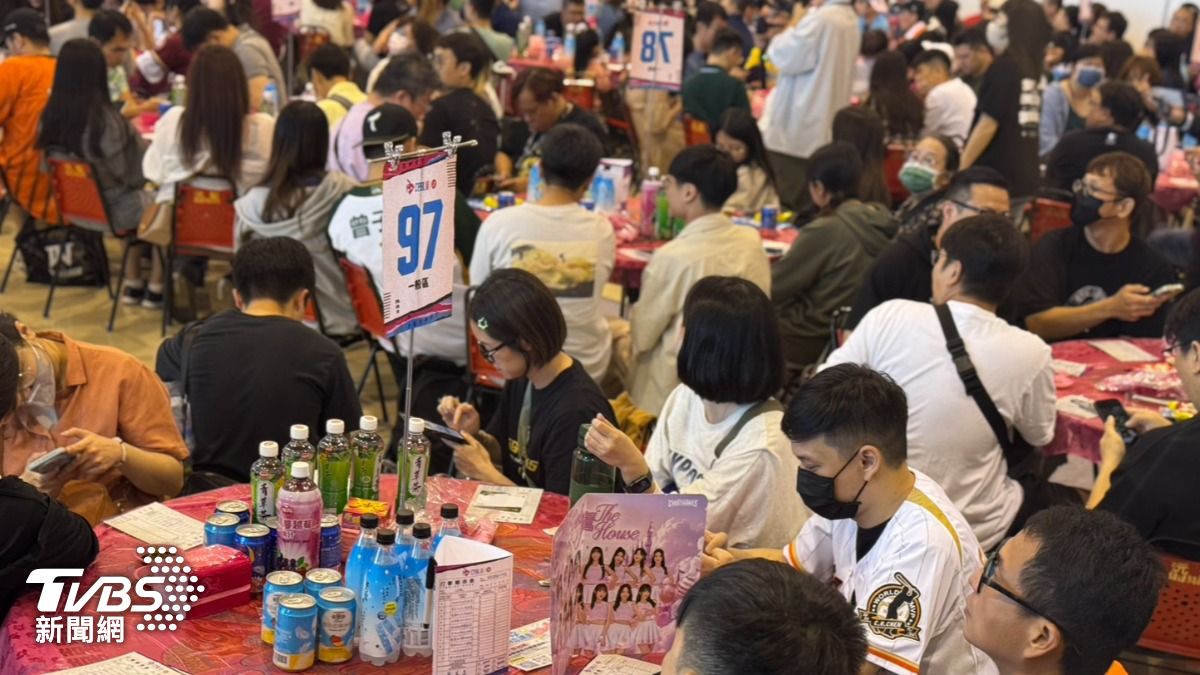 中職開季團員大辦桌今天中午開席,吸引千粉絲朝聖。(圖/林雅婷攝)
