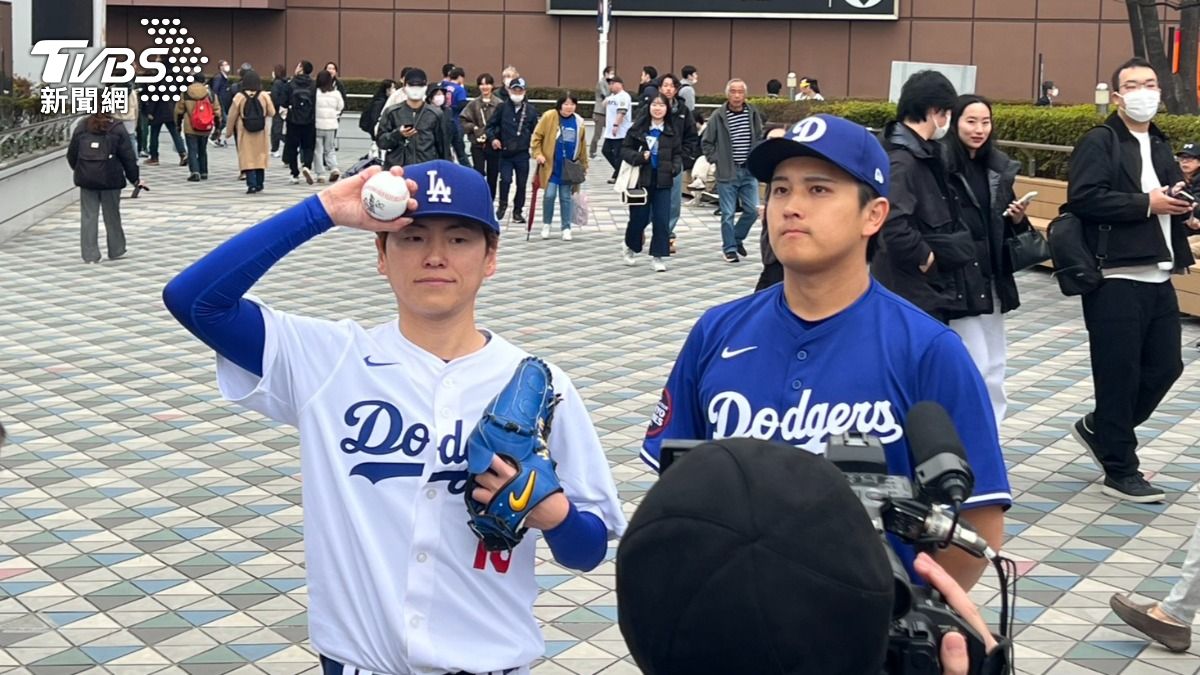 東京巨蛋場外山寨版山本由伸(圖左)跟大谷翔平(右)。(圖/藍于洺攝)