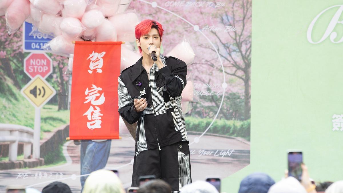 畢書盡北流演唱會門票完售,開心舉辦慶祝儀式。(圖/索尼音樂提供)