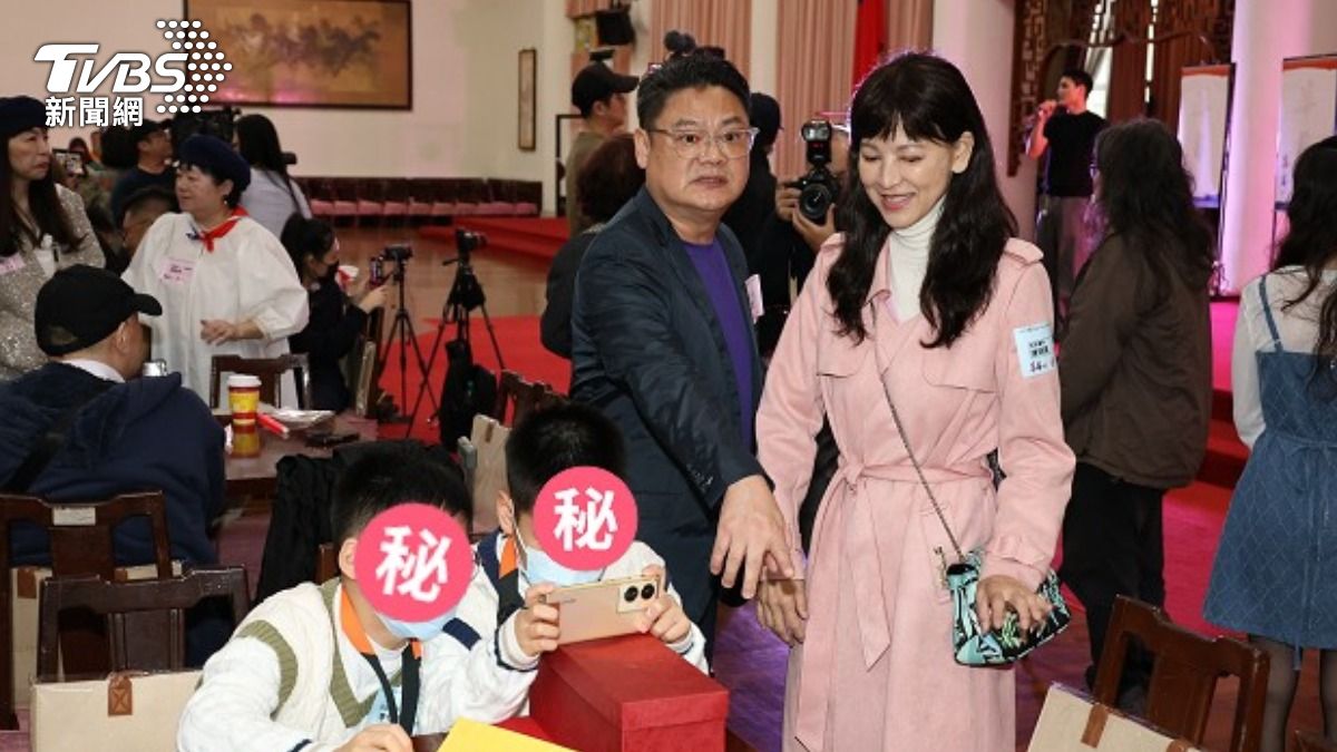 季忠平(右二)、陳明真(右一)和雙胞胎兒子同框。(圖/張哲鳴攝)