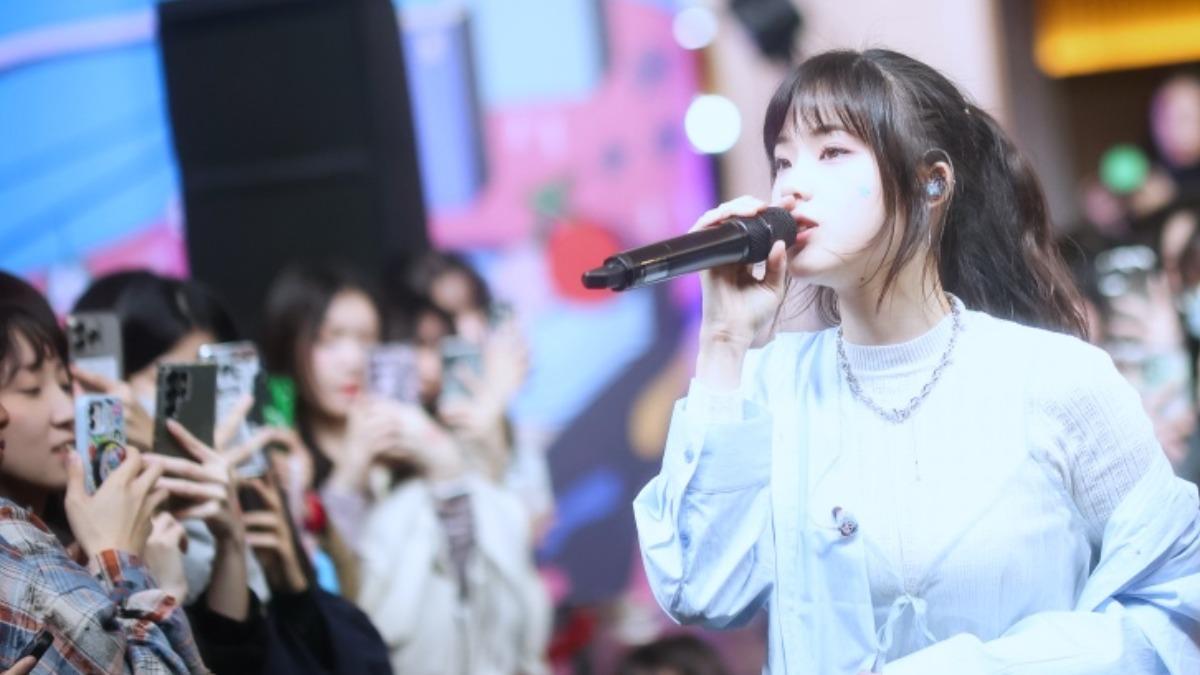 擁有百萬流量的歌手Sabrina也現身東吳大學校慶獻唱。(圖/東吳大學提供)