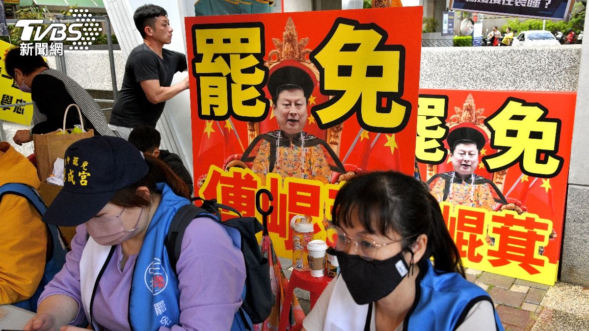 罷免傅崐萁標語也出現。(圖/胡瑞麒攝)