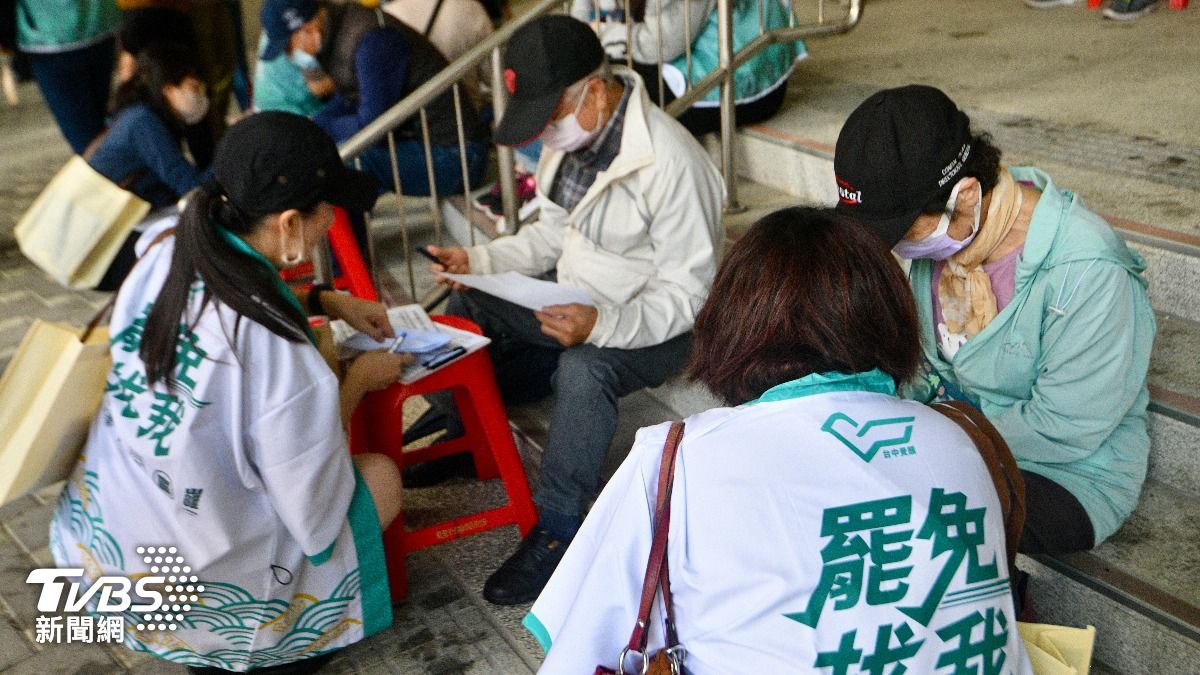 罷團「游擊隊」到水安宮周遭收集連署書。(圖/胡瑞麒攝)