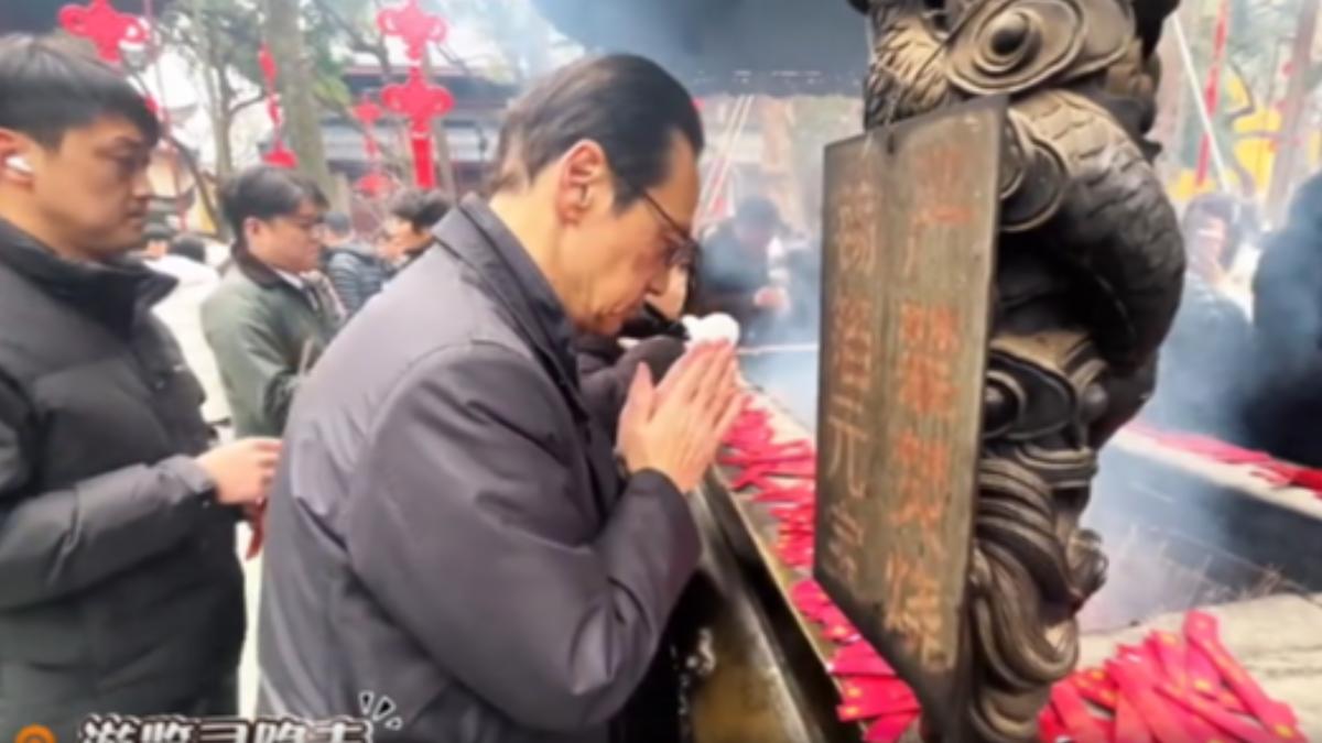 日本駐中國大使金杉憲治赴杭州出差,除了品嘗當地美食,還去靈隱寺參拜,並遊覽西湖。(圖/日本駐中國大使金杉憲治官方微博)