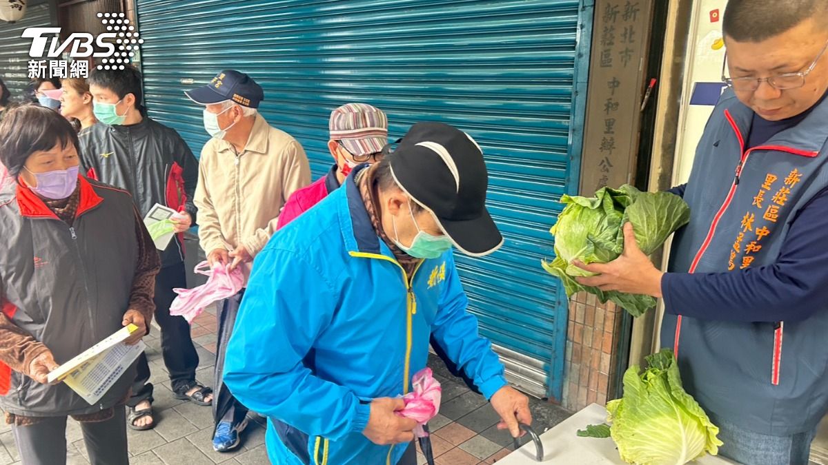救菜農!里長自掏腰包砸2萬5元買千顆高麗菜 免費贈里民