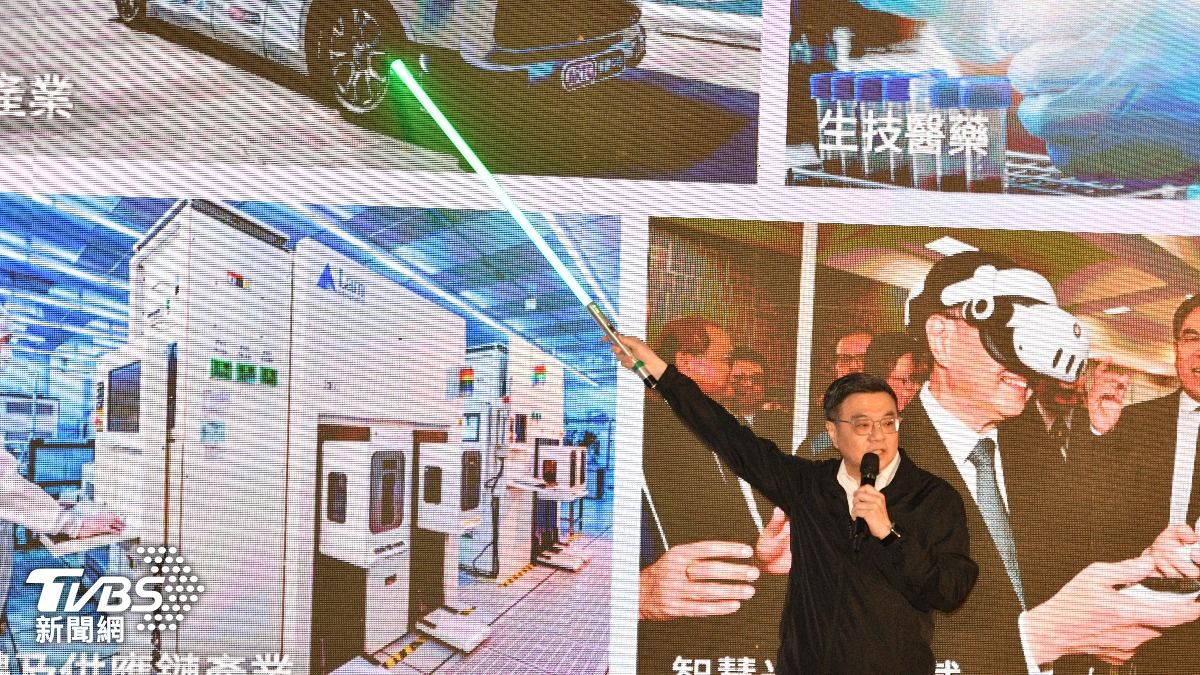 卓榮泰為民眾講解政策。(圖/胡瑞麒攝)