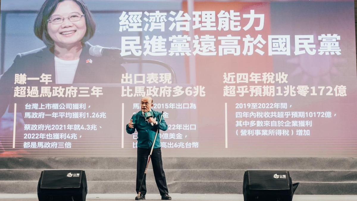 前行政院長蘇貞昌在過去宣講時,也經常用撞球桿。(圖/翻攝自蘇貞昌臉書)