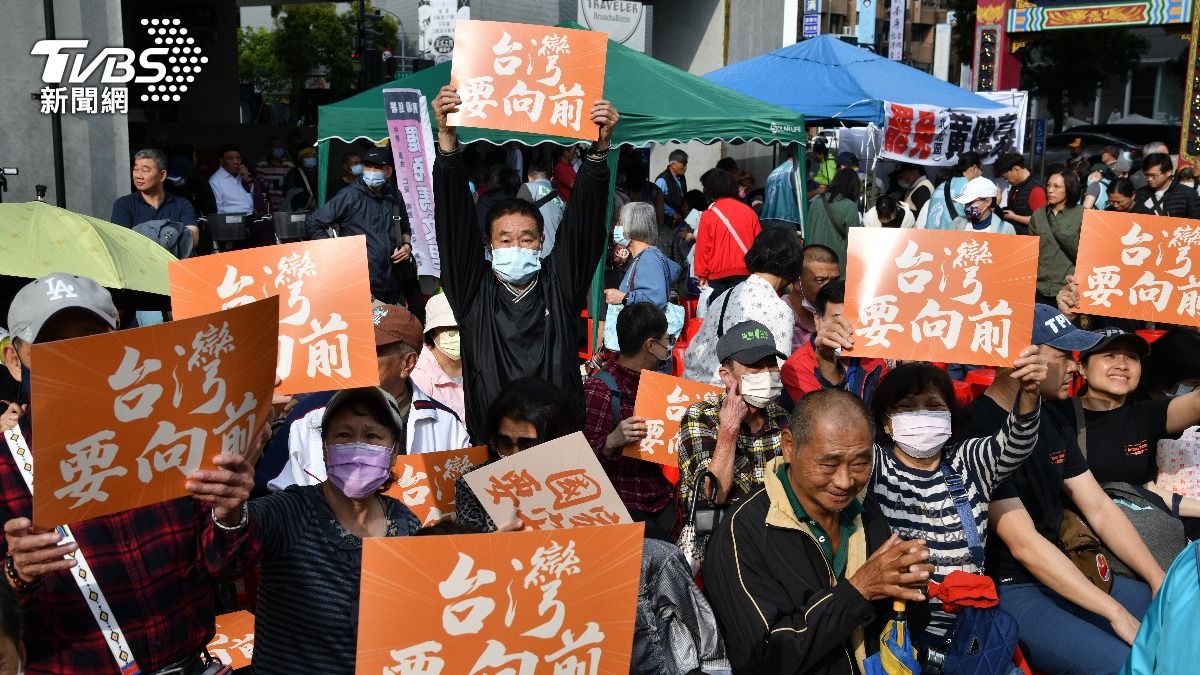 現場民眾高舉標語。(圖/胡瑞麒攝)