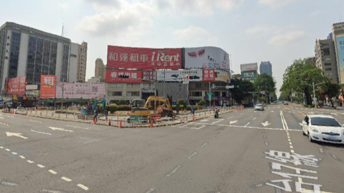 高雄一輛小客車今天下午失控開上人行道，並撞到一名日籍婦人。（示意圖／翻攝自Google地圖）