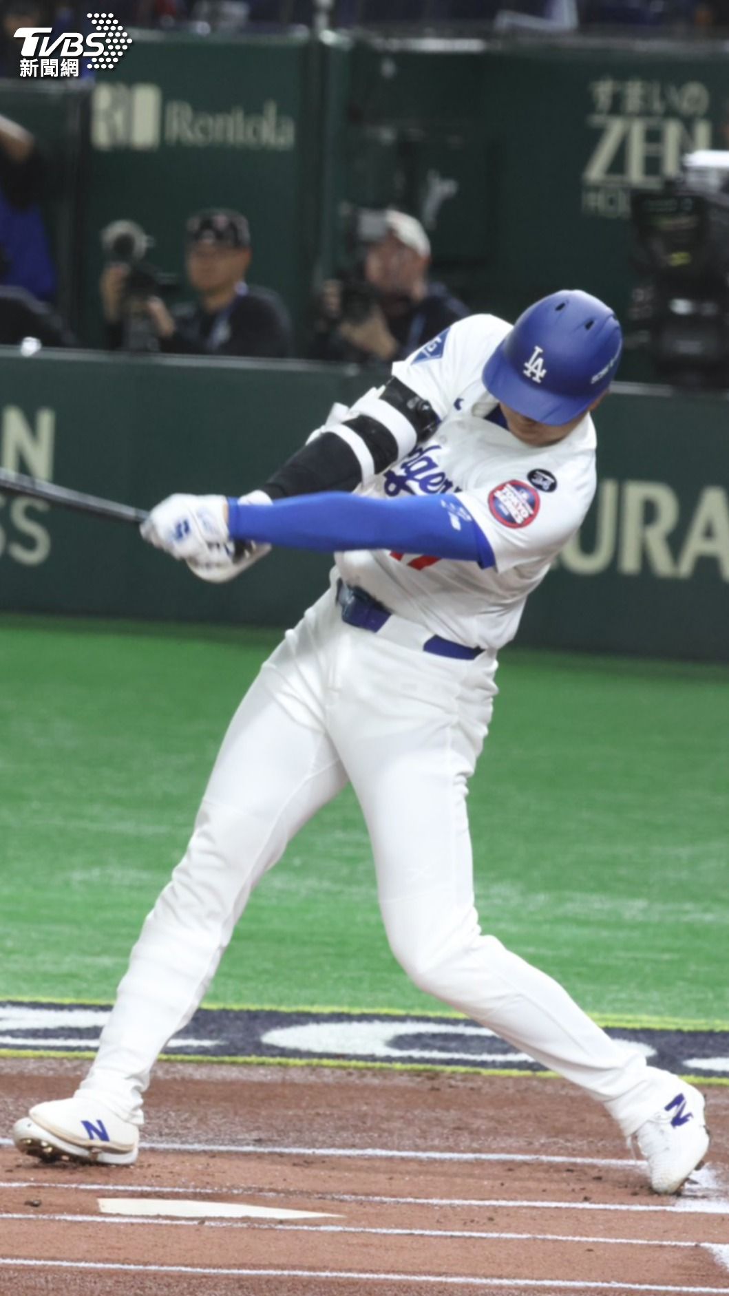 42064人見證大谷翔平全壘打。(圖/李建緯攝)