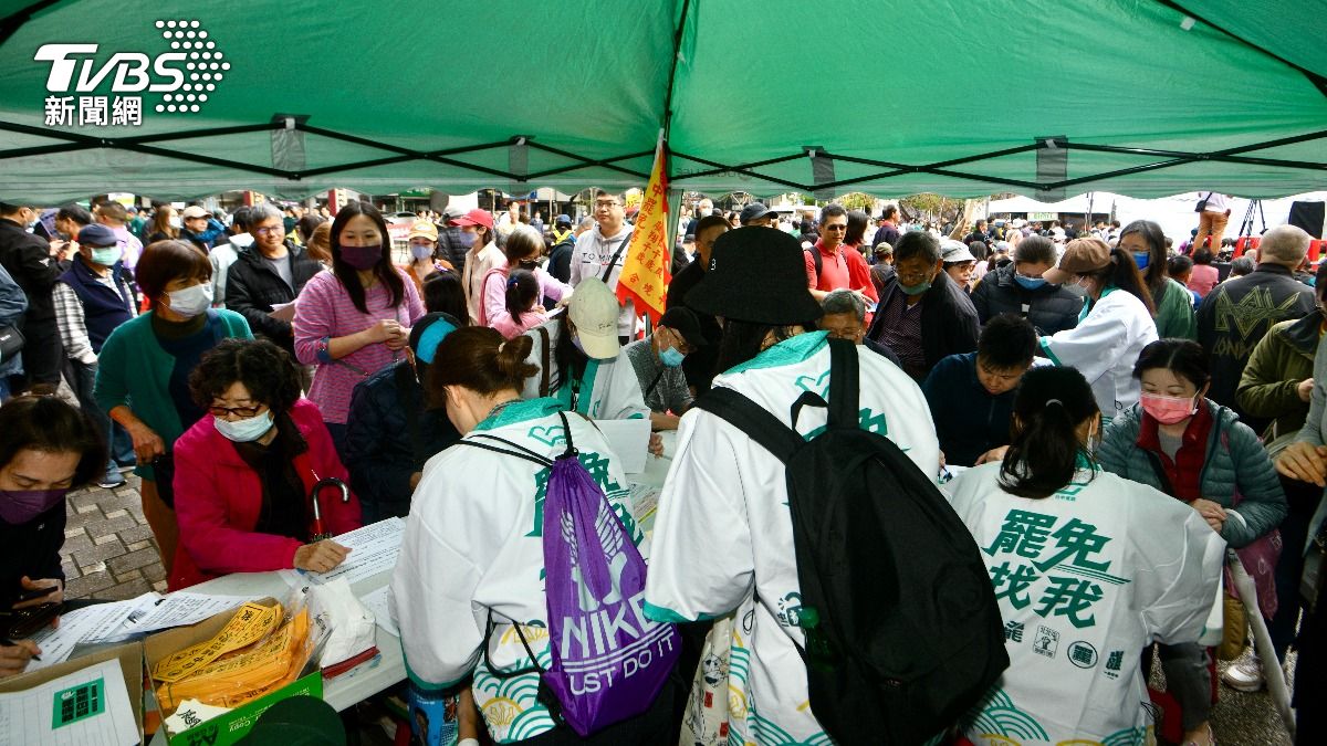 罷團在現場擺攤收連署書,連署人潮將現場通道塞爆。(圖/胡瑞麒攝)