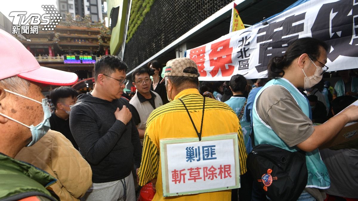 現場有民眾背著標語。(圖/胡瑞麒攝)