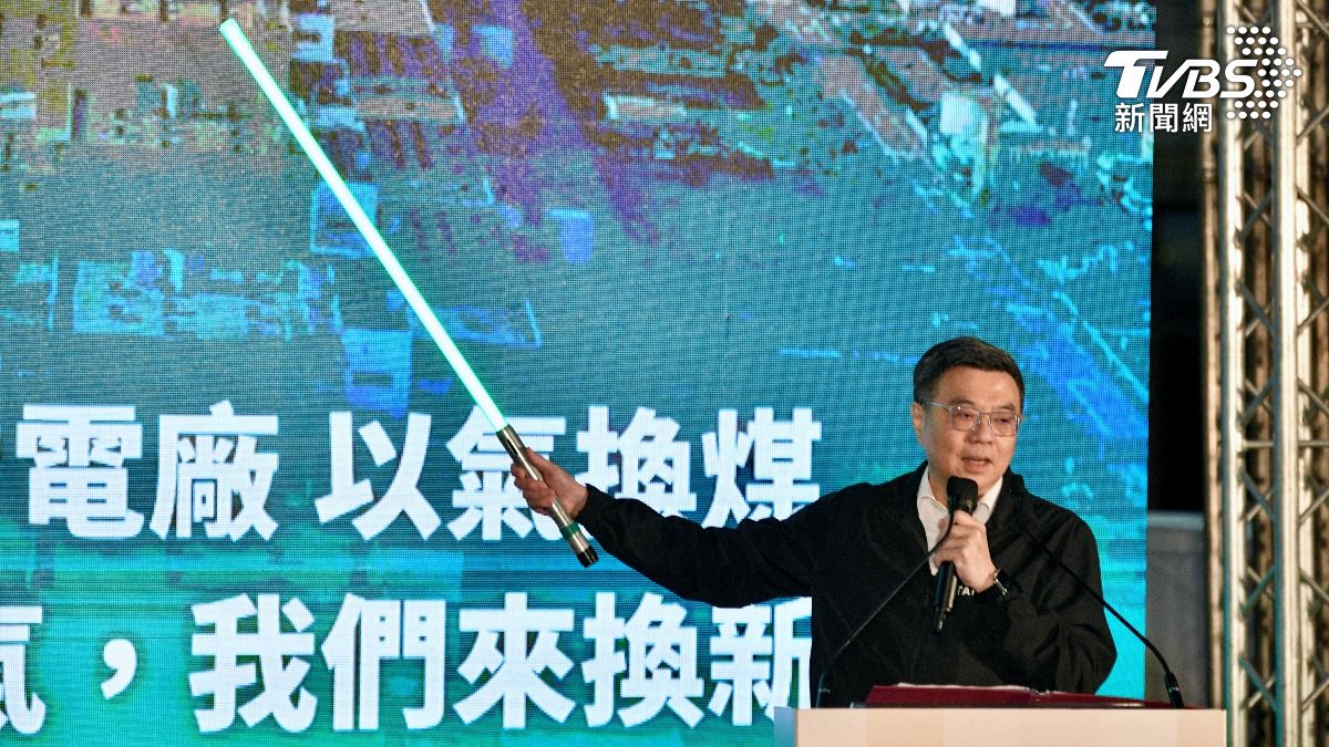 行政院長卓榮泰拿出「光劍」輔助講解政策。(圖/胡瑞麒攝)