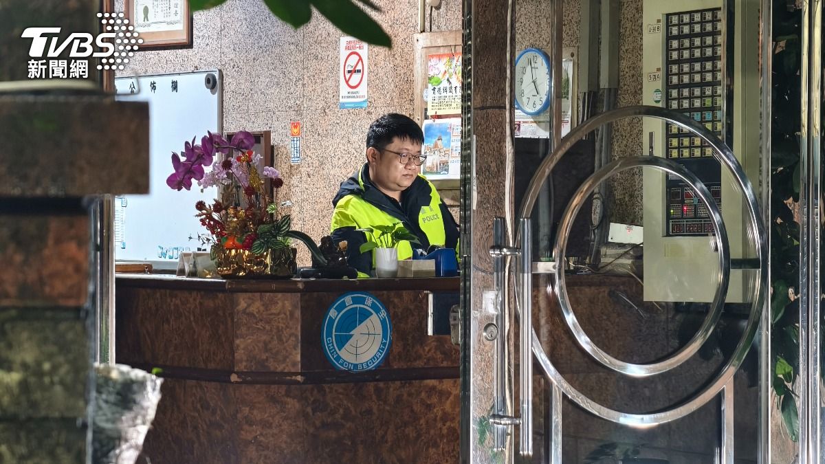 派出所警方調閱相關監視器畫面。（圖／陳冠宇攝）