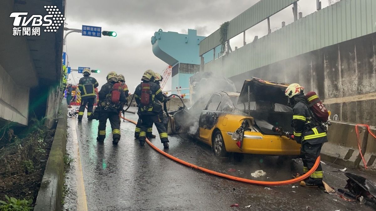 計程車在迴轉道上突然火燒車。(圖/TVBS)