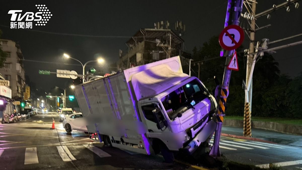 有片/砰!北市大貨車恍神半夜撞分隔島 駕駛滿臉血送醫