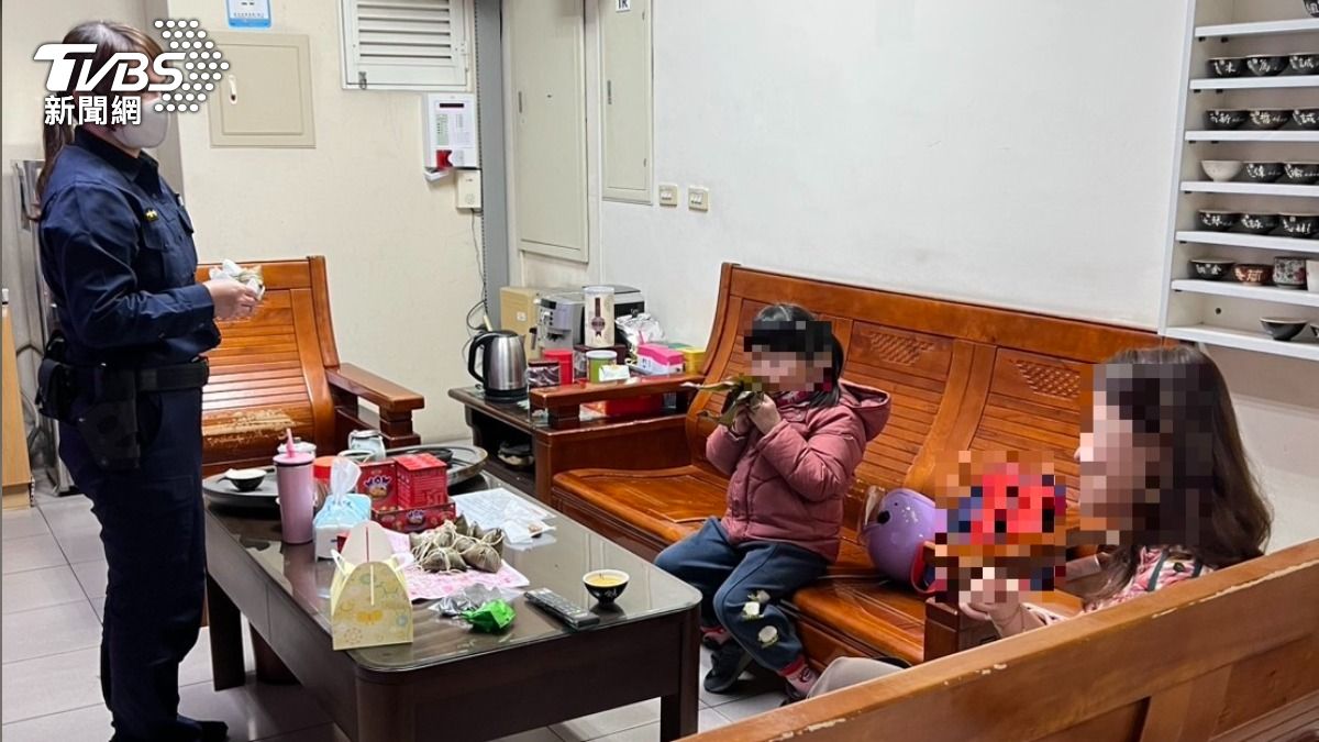 警方獲報後安撫急哭落淚的女童,拿肉粽討她歡心。(圖/TVBS)