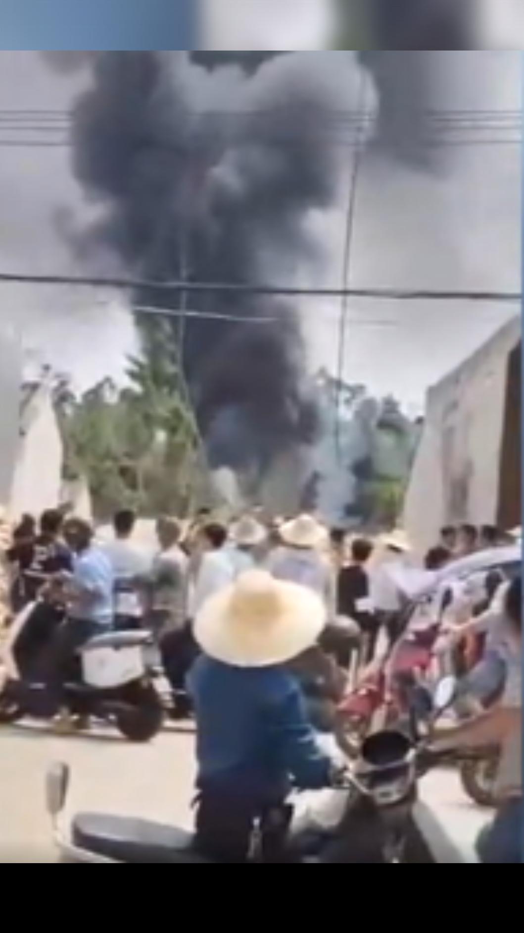由於戰機墜毀地點就在村莊旁邊，爆炸巨響引來大批村民圍觀。（圖／網路）