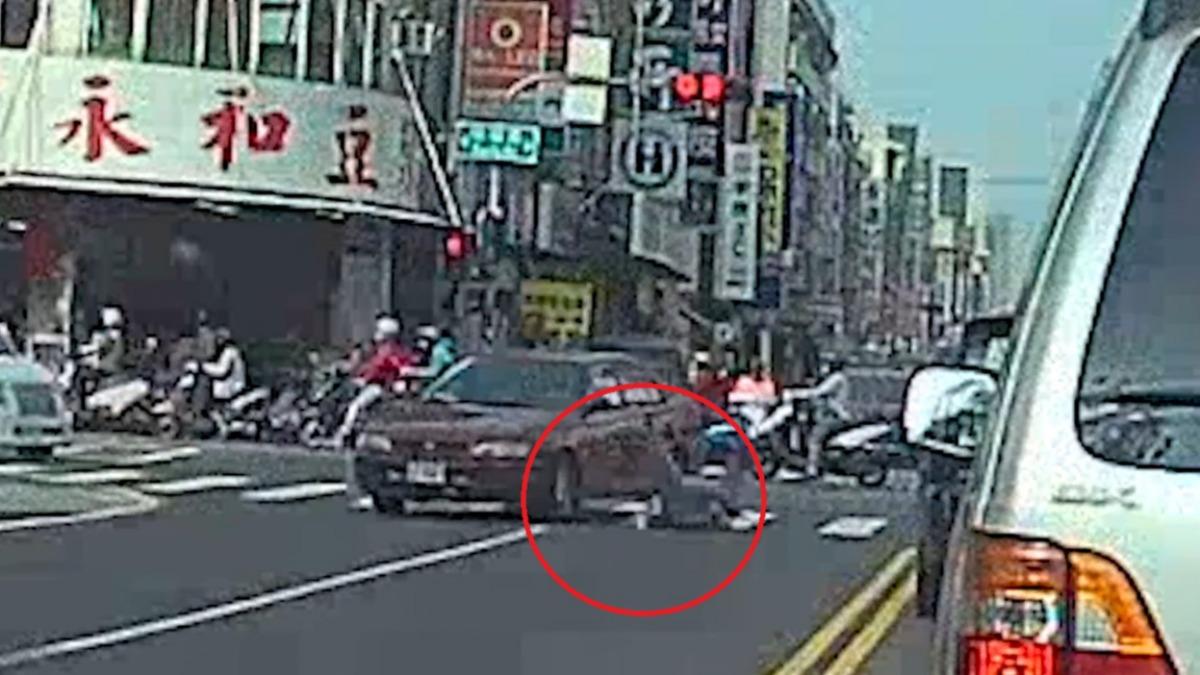 婦人遭汽車撞擊,重摔在地。(圖/翻攝自YouTube頻道「Wowtchout - 地圖型行車紀錄器分享平台」)
