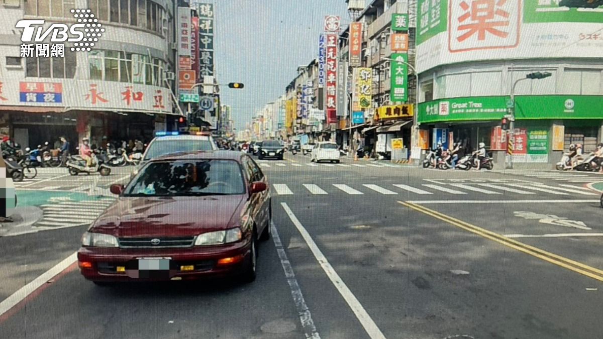 男子開車左轉未禮讓行人釀禍。(圖/TVBS)