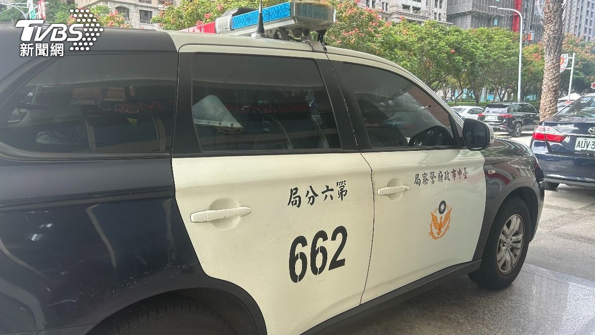 魏女表示,3人大陣仗被一團警察帶走,小女兒到了警局開始狂哭。(圖/林冠丞攝)