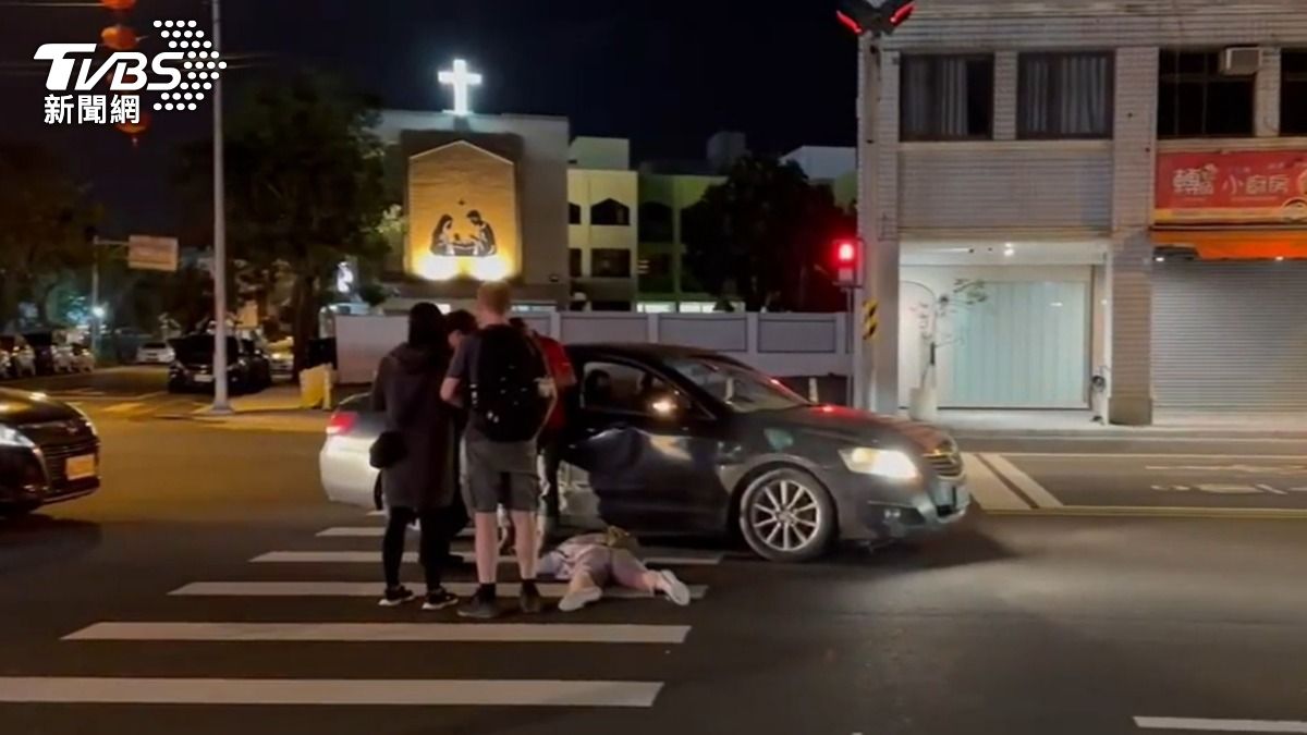 花蓮縣東大門夜市附近以發生一起行人被撞的車禍。（圖／TVBS）