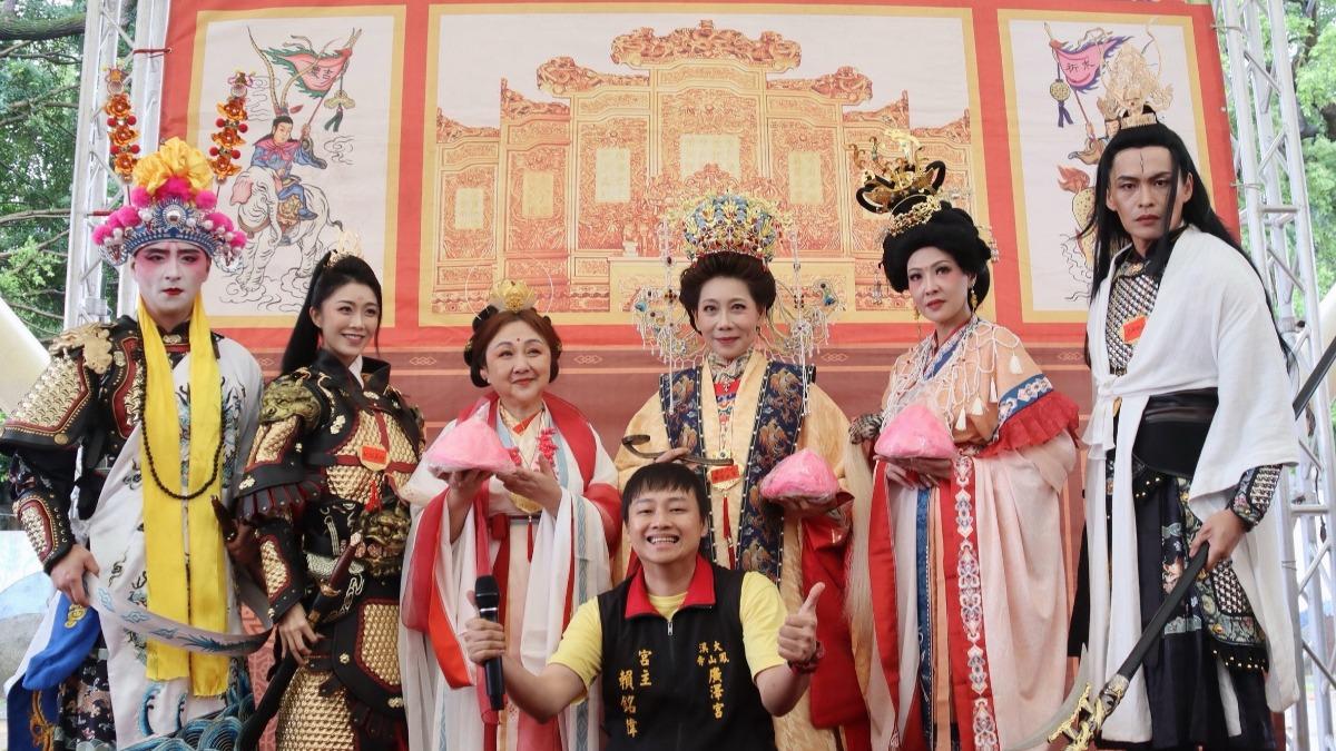 鄭人碩(左起)、曾甜、鄭怡、賴銘偉、郎祖筠、段可風、黃鐙輝參加春巡。(圖/大溪鳳山寺廣澤宮提供)
