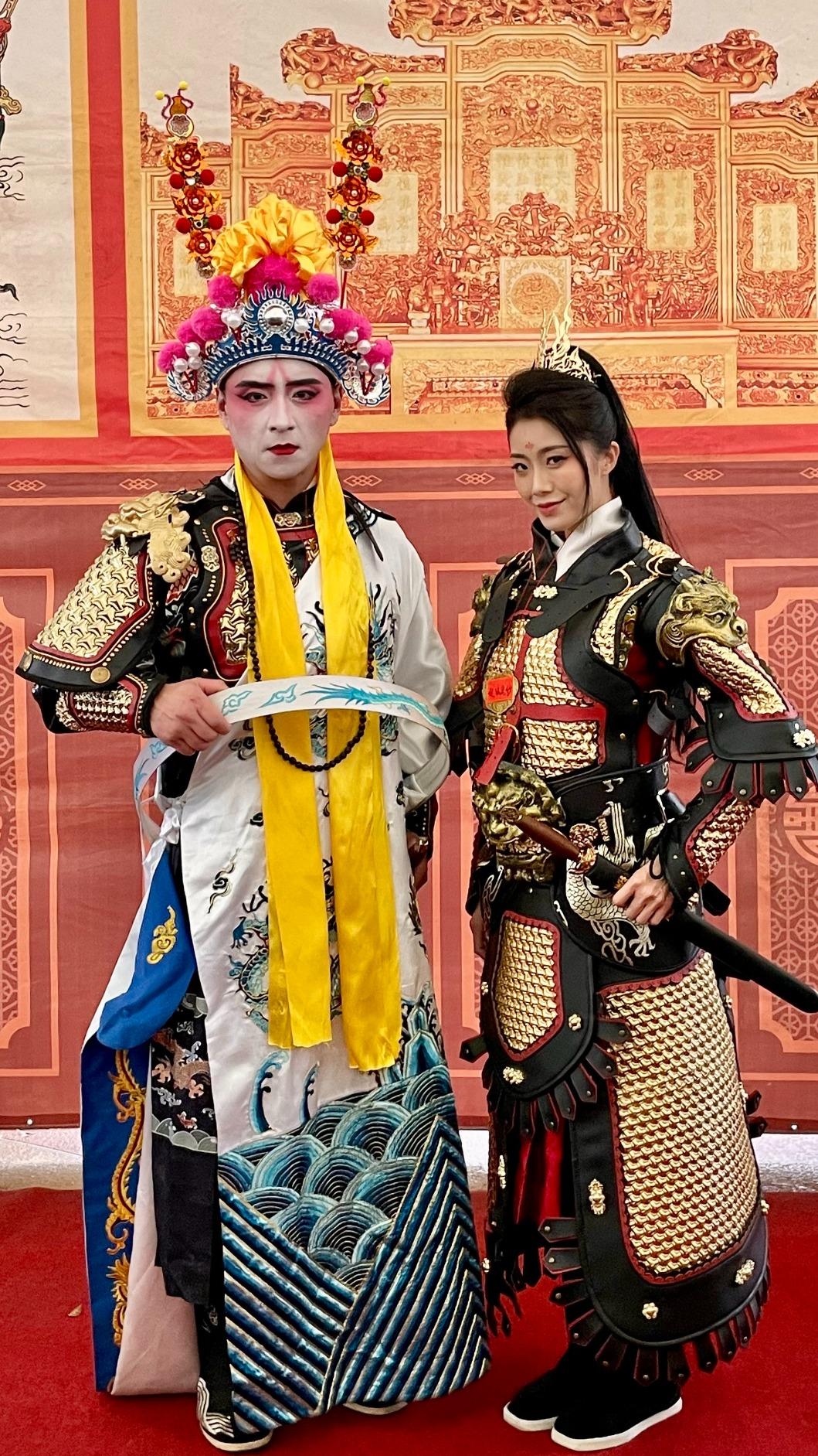 鄭人碩(左)、曾甜扮演武甲聖王和仙妃。(圖/大溪鳳山寺廣澤宮提供)