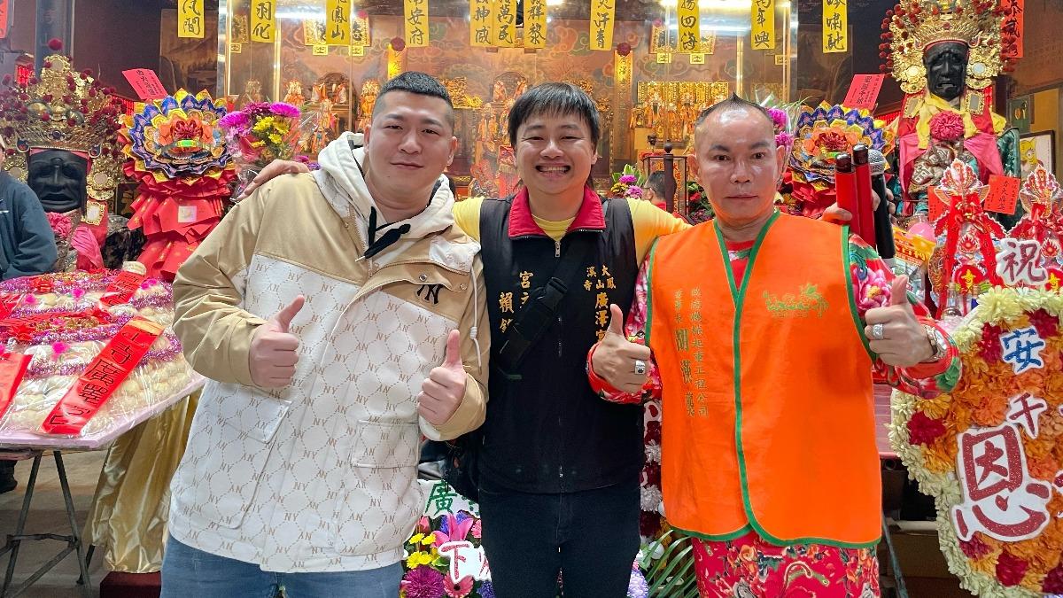 草爺(左)、竹北吊車大王胡漢龑(右)力挺賴銘偉主辦的活動。(圖/大溪鳳山寺廣澤宮提供)