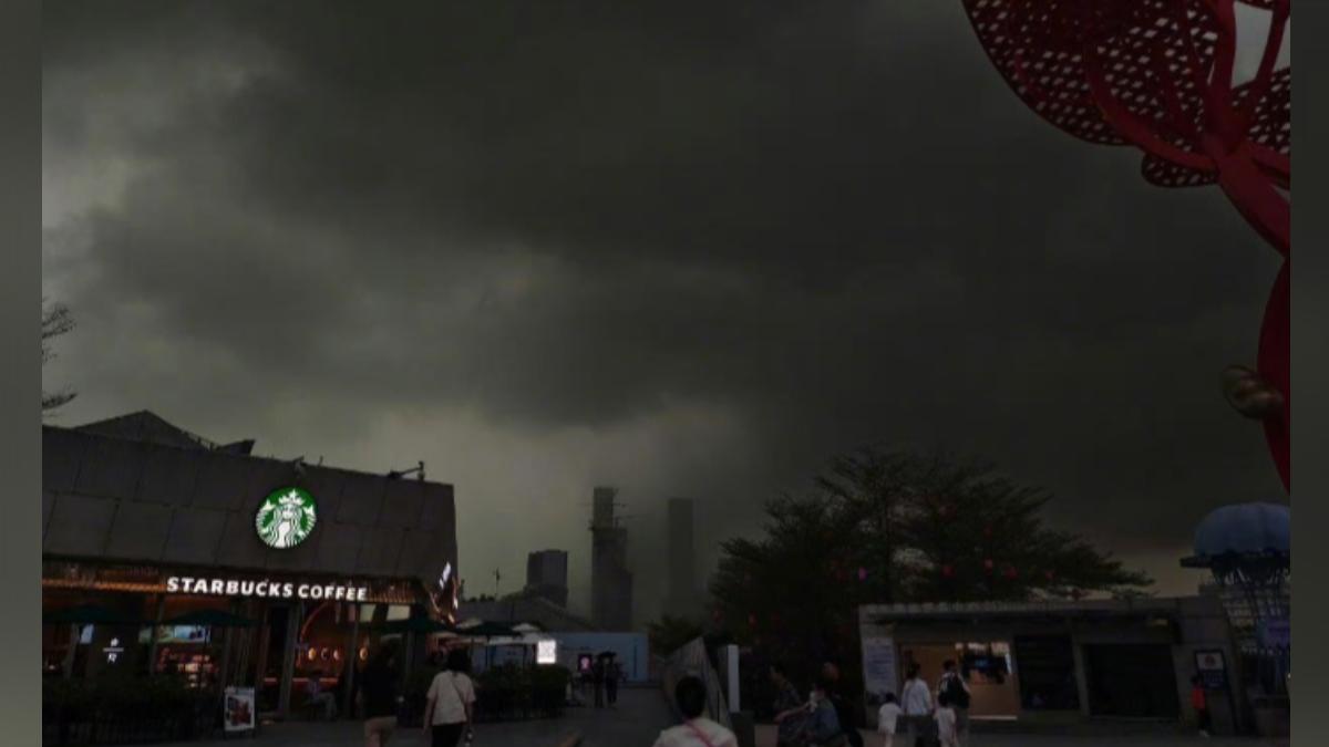 深圳15日突然雷雨交加,出現一秒天黑的末日景象。(圖/深圳氣象台)
