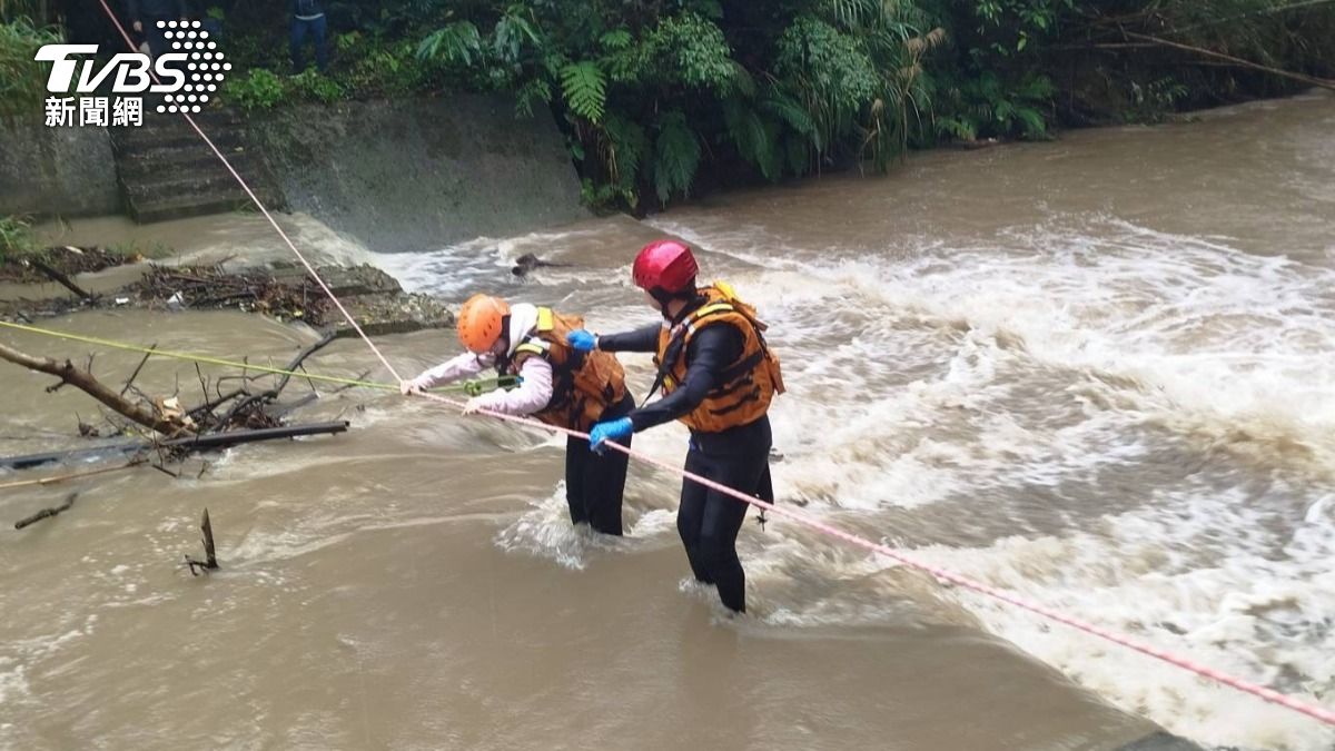 清明掃墓遇暴雨!一家4口溪流暴漲受困 20名消防隊員急馳援