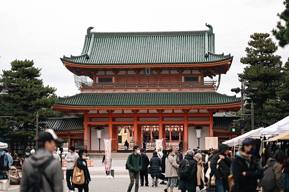 「平安蚤之市」舉辦地點位於岡崎公園和平安神宮前廣場。（圖／Pengu Travel提供）