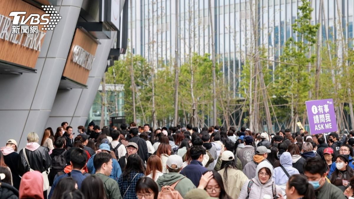 大巨蛋場外人潮。(圖/趙世平攝)