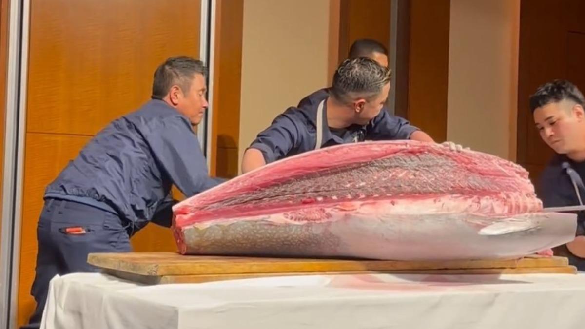 師傅現殺鮪魚。(圖/翻攝自IG@shoheiohtani)
