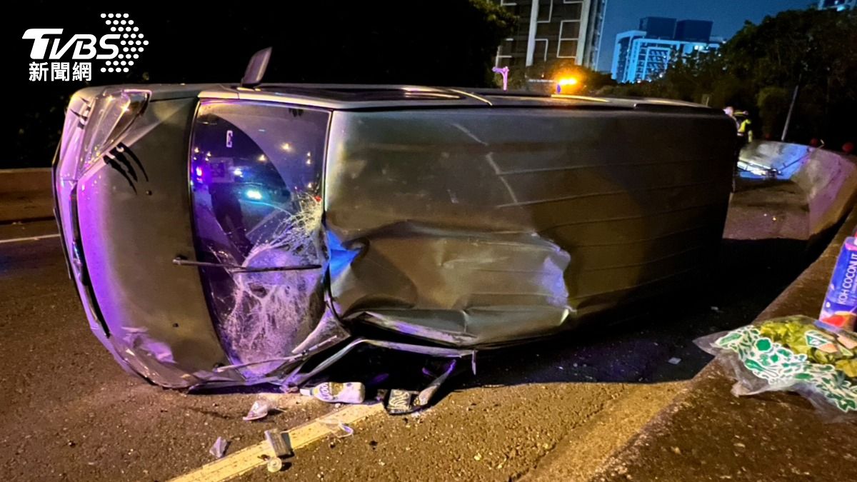 驚險!客貨車三重交流道擦撞護欄側翻 夫妻帶娃幸運無礙