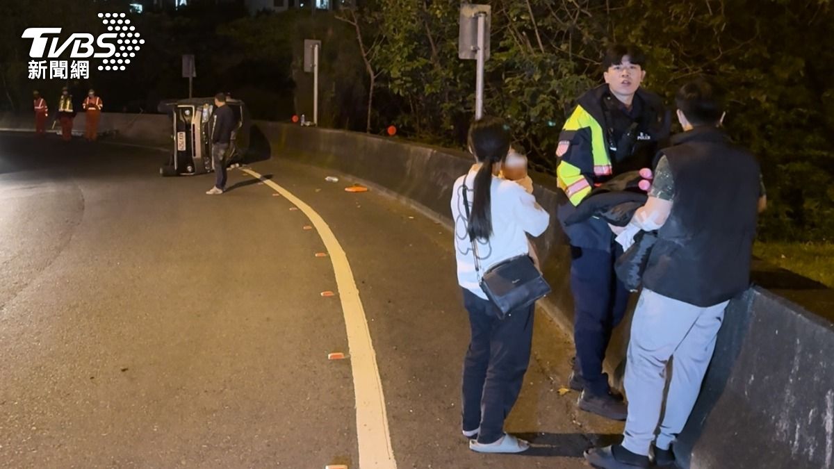 車輛擦撞護欄側翻,所幸石男及妻子還有未滿1歲的女嬰皆無大礙。(圖/TVBS)