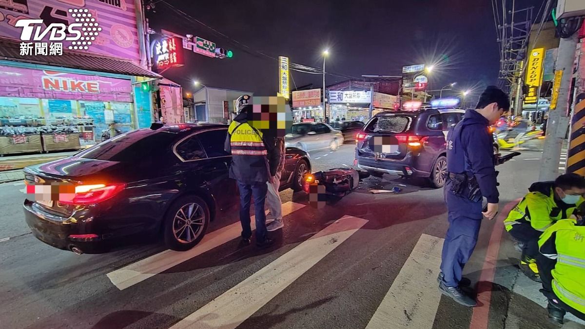砰!警車禮讓行人慘被後方機車猛撞 騎士倒地險遭後車輾