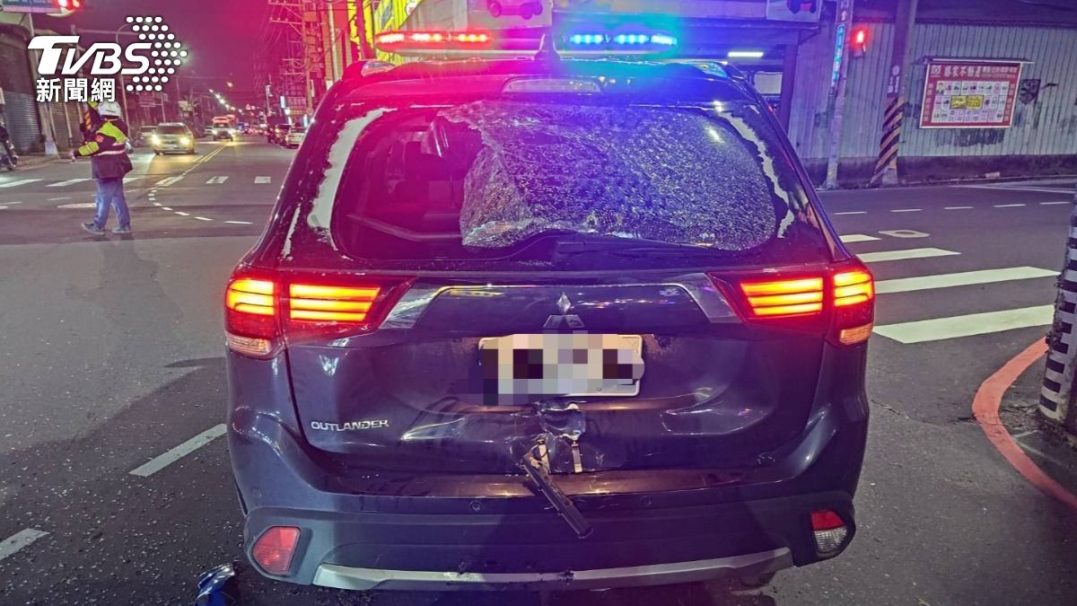 警車遭機車猛烈撞擊,後車門凹陷,擋風玻璃碎裂。(圖/TVBS)