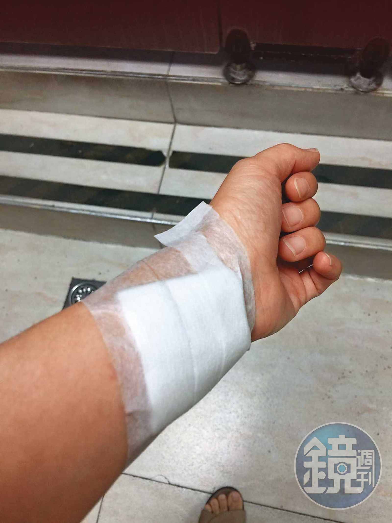 B老師因遭校長霸凌,痛不欲生,在家割腕自殺獲救。(圖/鏡週刊)