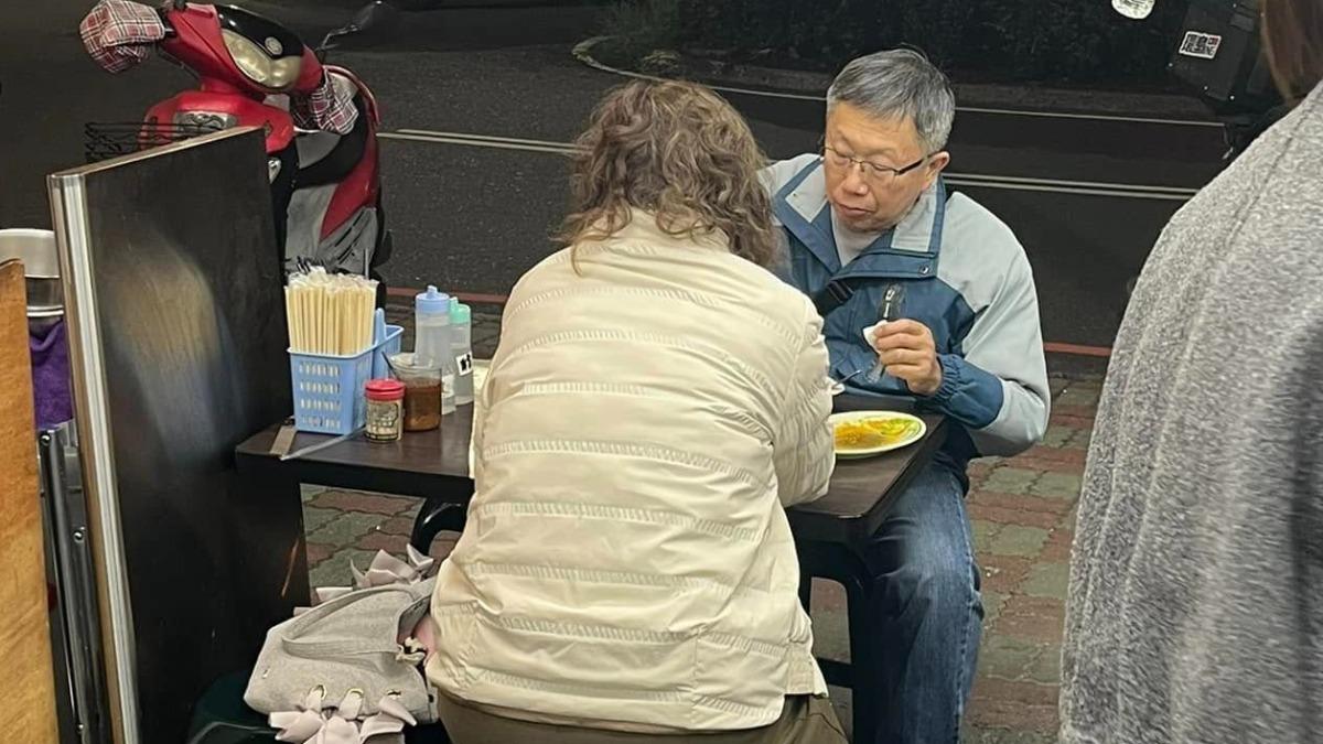 柯文哲路邊吃羊肉湯?萬人放大照片猛看 網笑瘋:長一模一樣