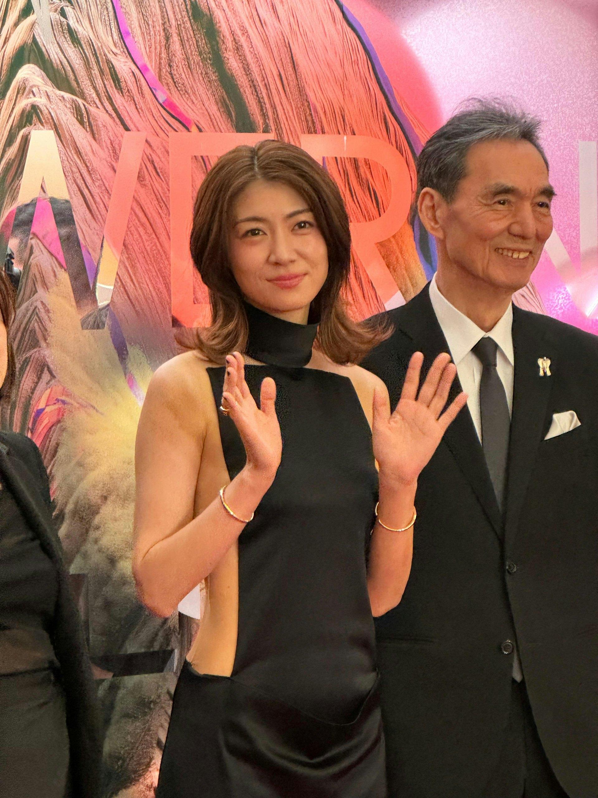 瀧內公美真空露背上陣。(圖/香港01)