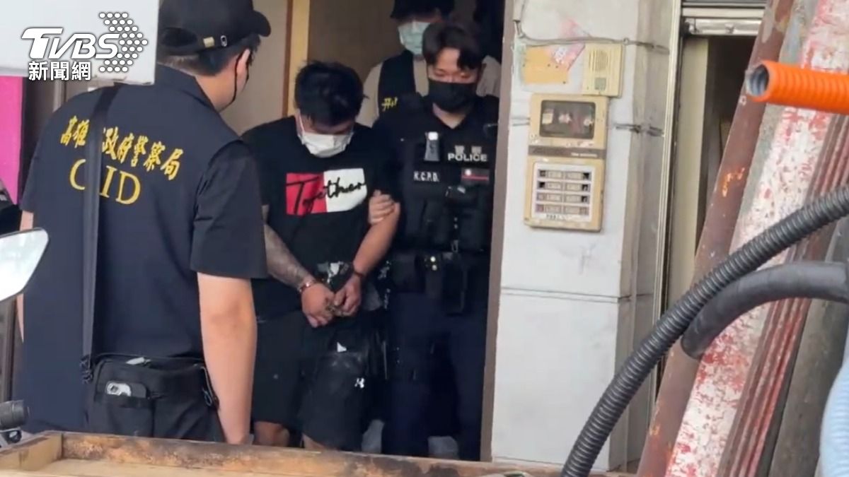 警方與張姓丈夫回到倉庫現場模擬。(圖/TVBS)