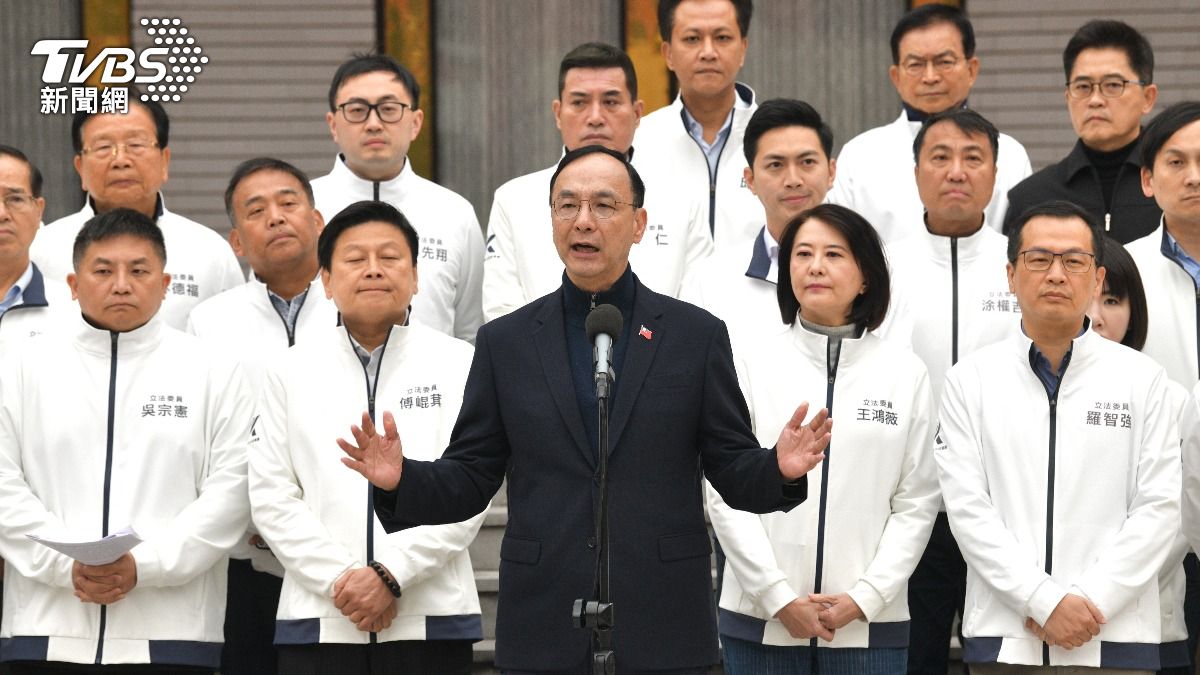 藍委穿白色戰服宣布啟動公投 柯建銘酸:在辦告別式