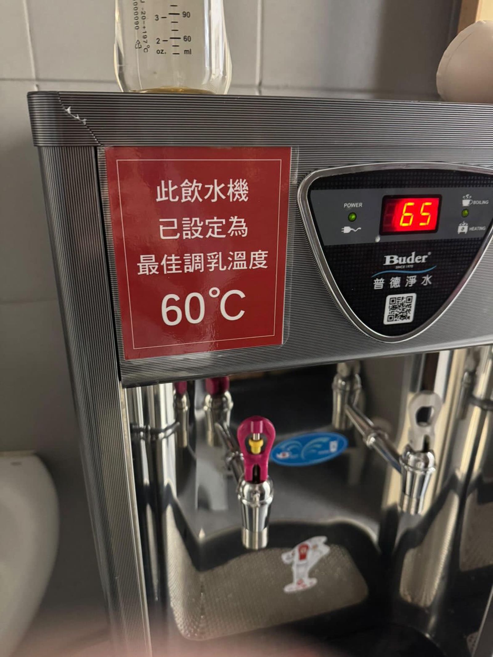 網友發現好市多的飲水機貼公告寫最佳調乳溫度為60度。（圖／翻攝自Costco好市多 商品經驗老實說臉書社團）