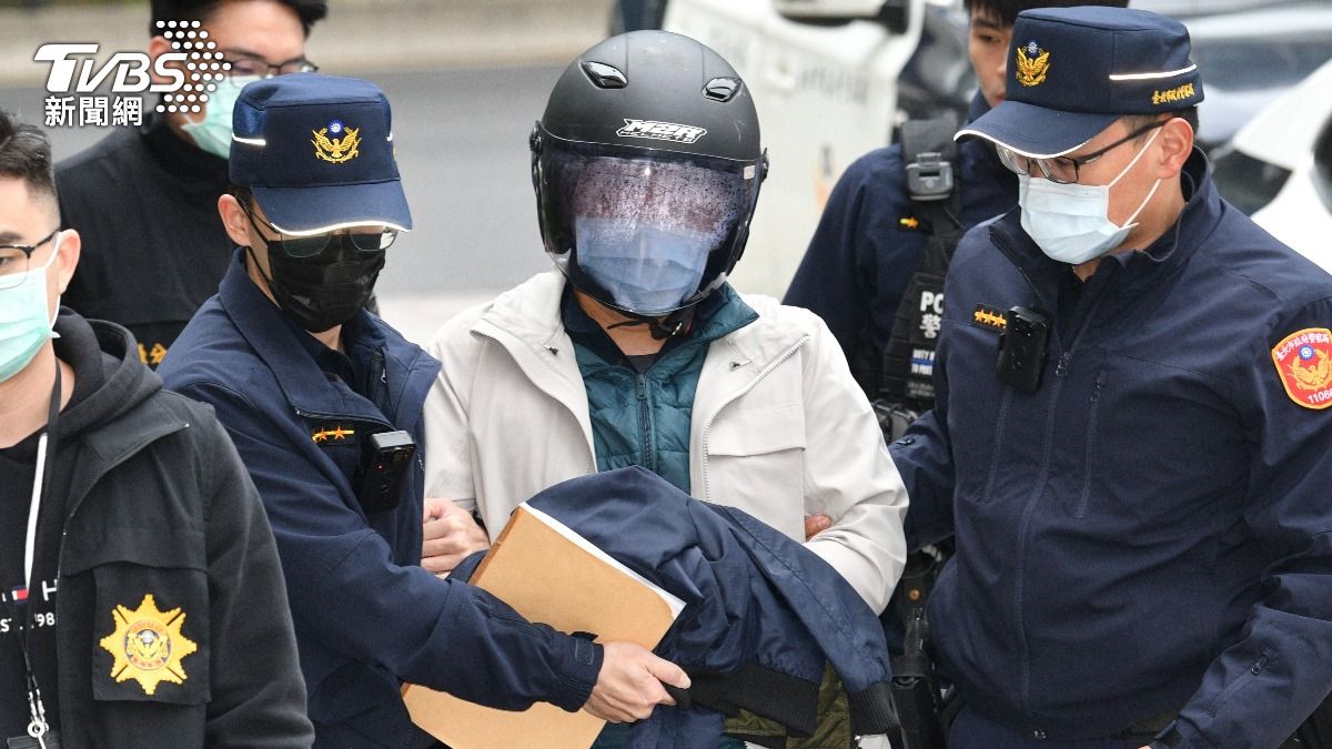 曾志新抵達信義分局。（圖／胡瑞麒攝）